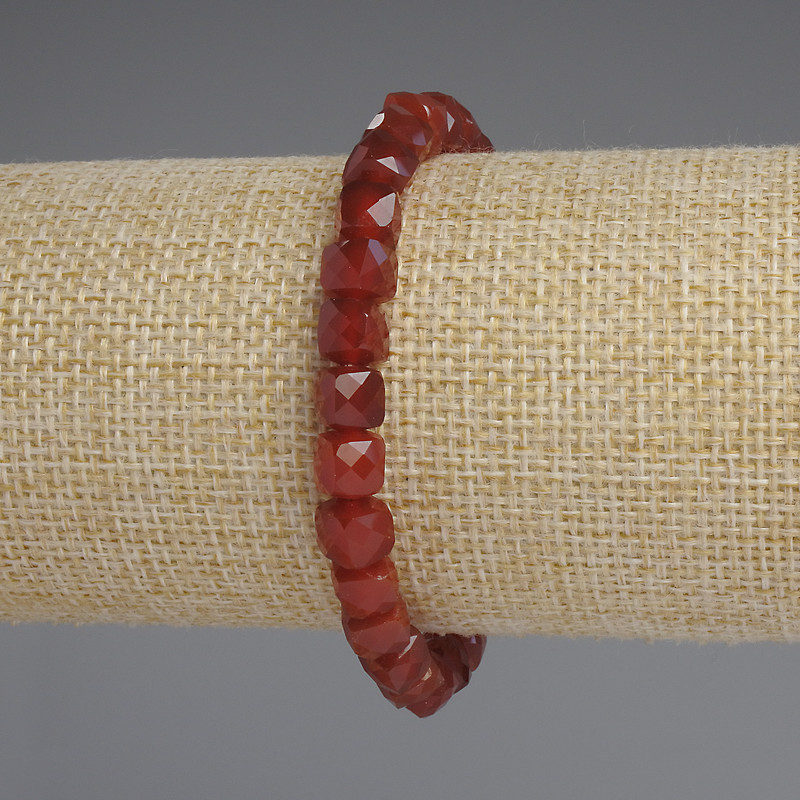 Náramek z karneolu s broušeným kubíkem, průměr 6,5×6,5 mm, délka 18 cm, elastický