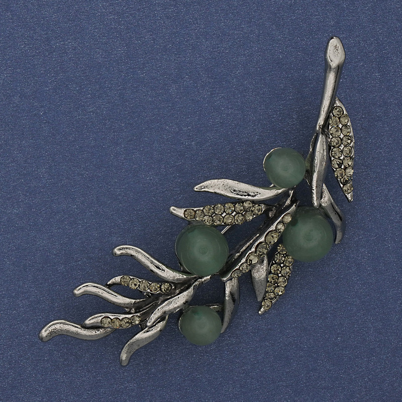 Brožka Větvička z nefritu se šedými štrasovými kamínky 67×26 mm, stříbrný kov