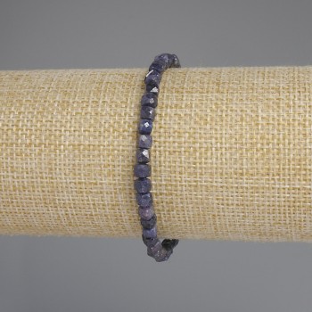 Náramek z kubických broušených safírů o rozměrech 4×4 mm, délka 18 cm