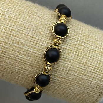Náramek ze šungitu – hladká kulička, průměr 8 mm ±, s kovovými vložkami, délka 18 cm ±, elastický