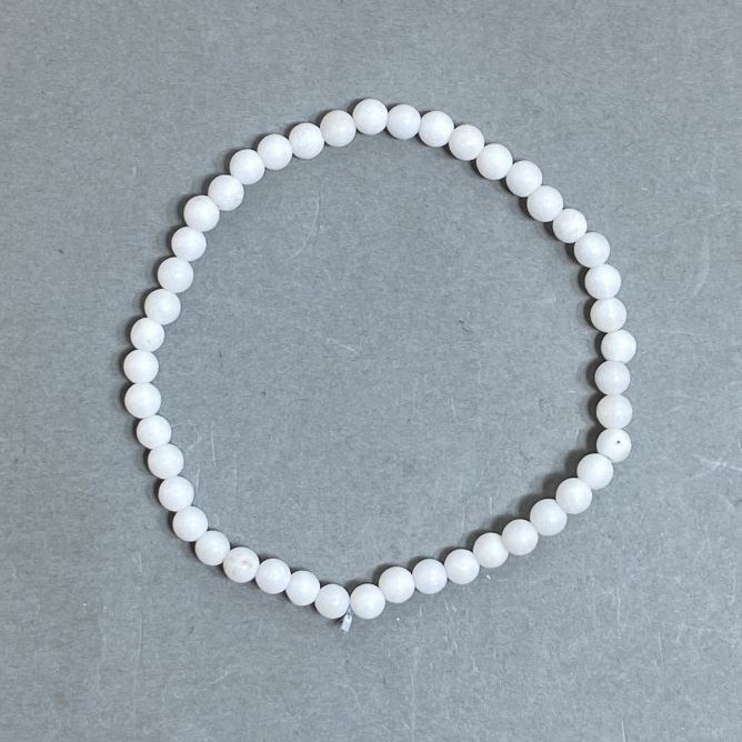 Náramek z achátu, korálky o průměru cca 4 mm, délka cca 18 mm, elastický
