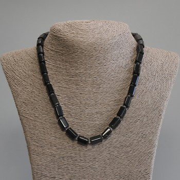 Náhrdelník z černého turmalínu, brusovaný, průměr 10–13×7–8 mm ±, korálky 3 mm ±, délka 45 cm ±, s karabinkou