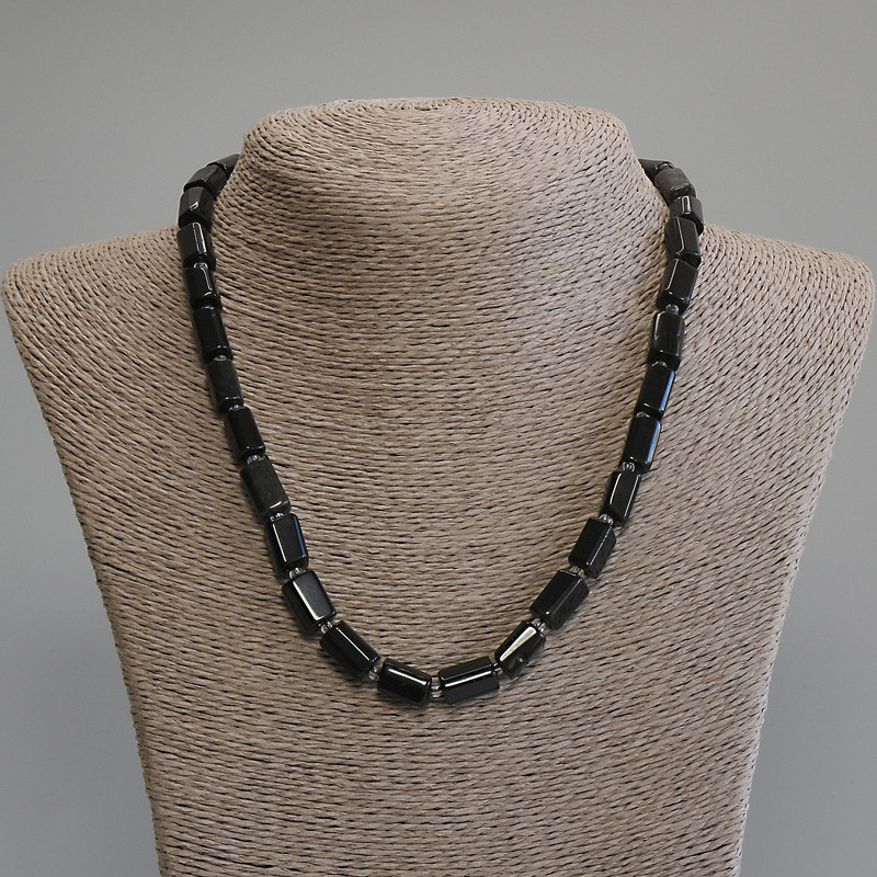 Náhrdelník z černého turmalínu, brusovaný, průměr 10–13×7–8 mm ±, korálky 3 mm ±, délka 45 cm ±, s karabinkou