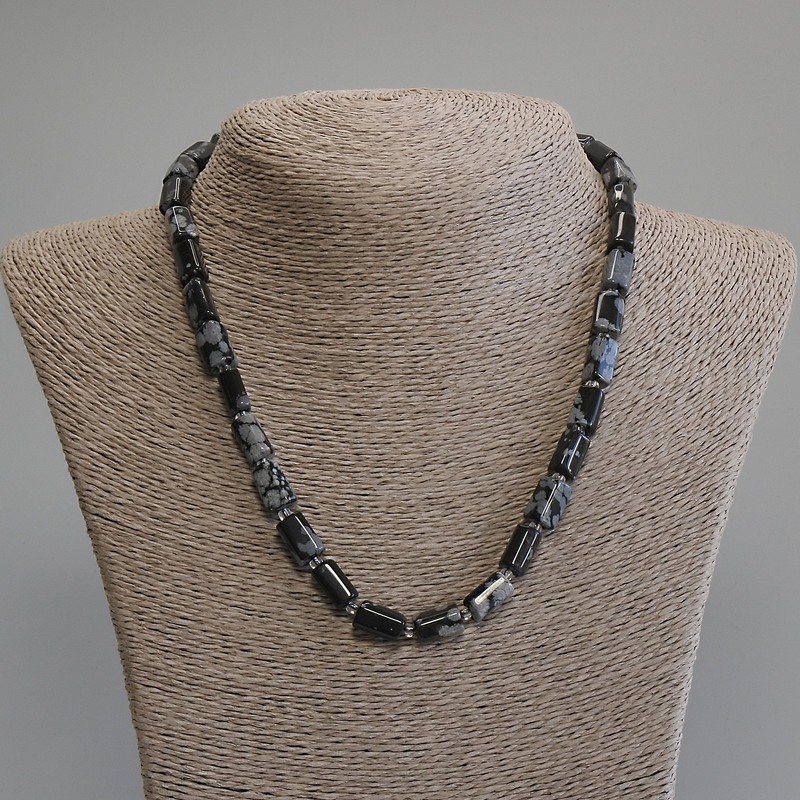 Náhrdelník ze sněžného obsidiánu, facetovaný, průměr 11 × 6–7 mm, rokajl 3 mm, délka 45 cm, s zapínáním