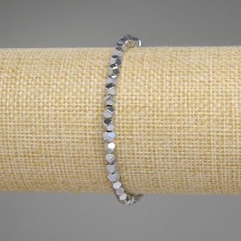 Náramek z hematitu ve stříbrné barvě, víceúhelníkové korálky, průměr 4×4 mm, délka 18 cm, elastický
