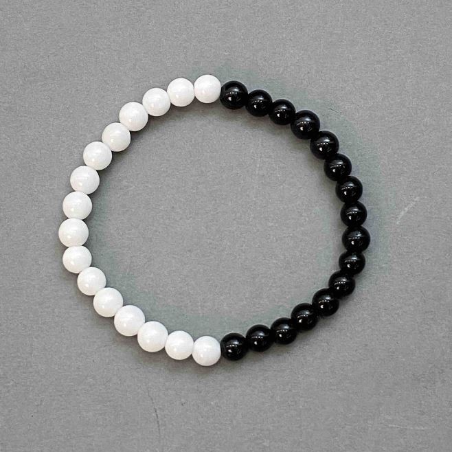Náramek z umělého achátu, kuličky 6 mm +/- 6,5 mm, délka 18 cm (elastický)