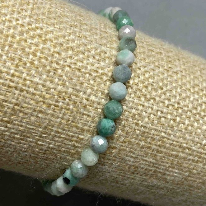 Náramek ze smaragdu, brusované kuličky, průměr 5 mm, délka 18 cm, elastický