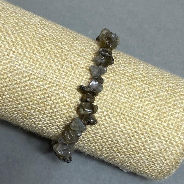 Náramek z drobných kousků labradoritu, průměr 6–9×1–6 mm, délka 18 cm, elastický