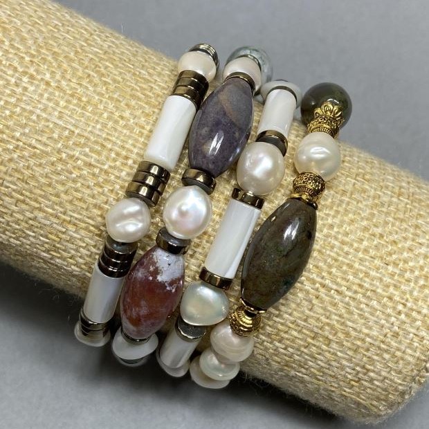 Sada náramků Perly 7–9×7–8 mm, jaspis korálek 20×10 mm, hematit rondel 6 mm, cylindrická perleť 13×6 mm, délka 18 cm, elastický