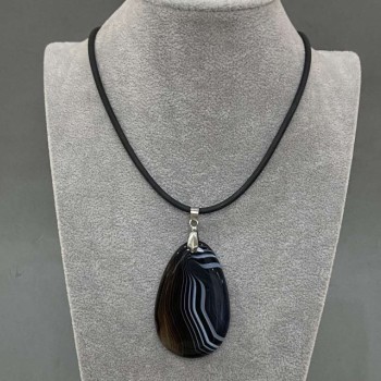 Přívěšek z achátu 57×40 mm +- (různé velikosti) na kaučukovém šňůrku, délka 60 cm + 5 cm prodlužovací řetízek