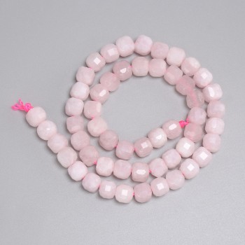 Korálky z růžového křemene ve tvaru kostek 7×7 mm, délka cca 37 cm, navlečené na niti