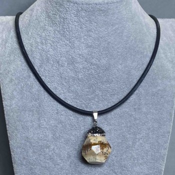 Přívěšek z jaspisu 40×22 mm (±) na gumové šňůře, délka 60 cm + 5 cm prodlužovací řetínek