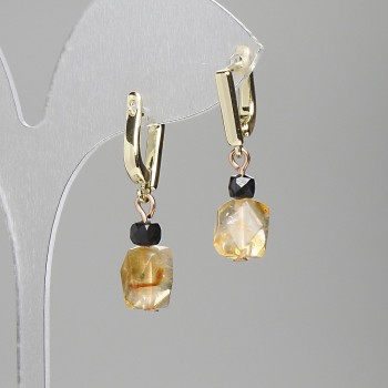 Náušnice z citrínu, víceúhelníky 10–12×8 mm; turmalín kostka 4 mm; délka 33 mm