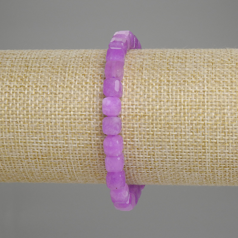 Náramek z levandulového ametystu, broušené kostky 6,5 × 6,5 mm +/- délka 18 cm