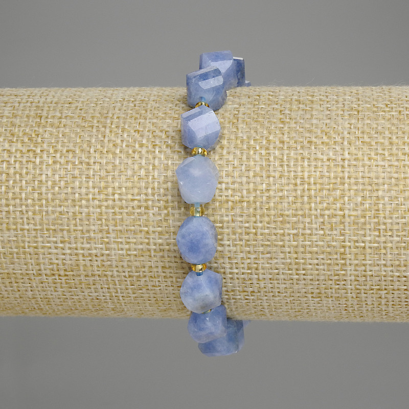 Náramek z akvamarínu, brusovaný romb 10×8 mm ±, korálky 3 mm ±, délka 18 cm ±