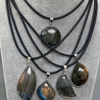 Přívěšek z labradoritu v kovovém nastavení, rozměry 30×52×10–44×25×8 mm ±, na šňůrku, délka 50 cm ± 5 cm – řetízek
