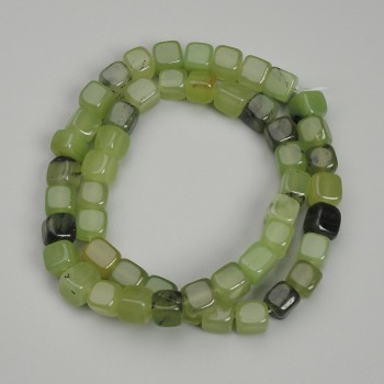 Korálky jadeitu ve tvaru kostek, průměr 7 mm, délka 38 cm, na niti