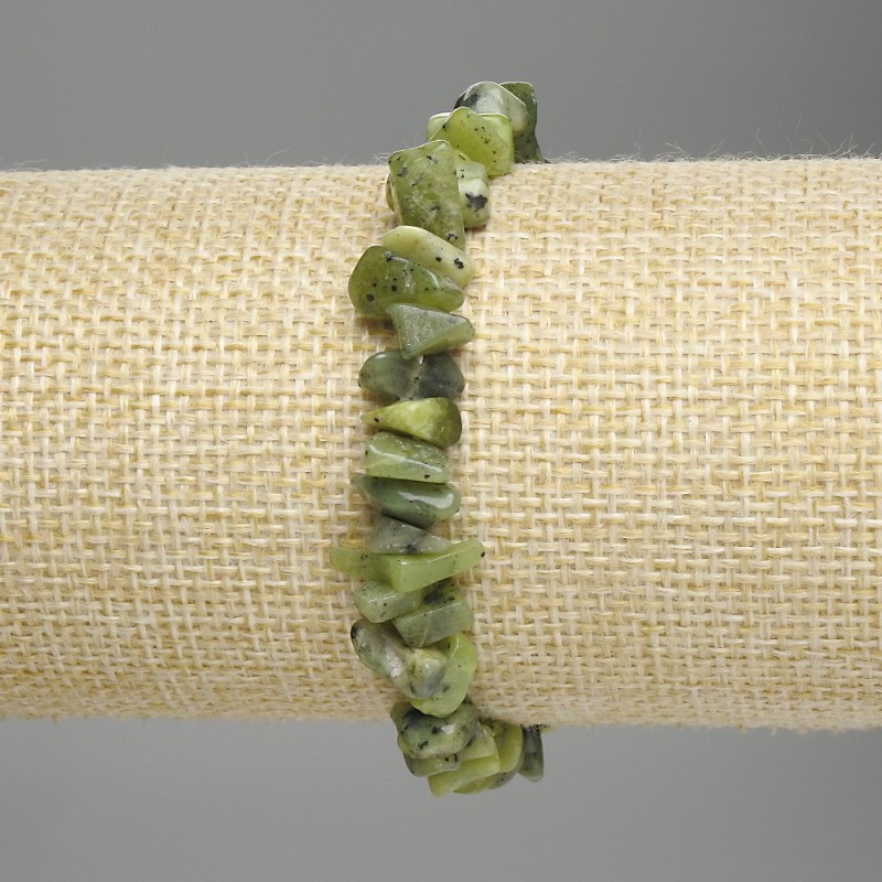 Náramek z jadeitu – drobné úlomky, průměr 5–12×2–5 mm, délka 18 cm, elastický