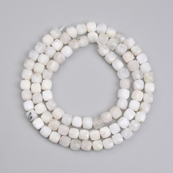 Korálky adularitu – facetované kubíky 4×4 mm, délka cca 38 cm, na niti