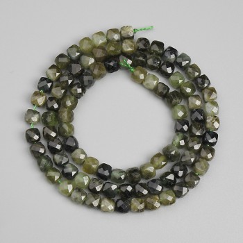 Korálky zelený turmalín broušené kostky 4×4 mm, délka cca 39 cm, navlečené na niti