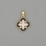 Přívěsek se čtyřlístkem, perleťový, zlatistý kov, bílé krystaly, průměr 21×13 mm