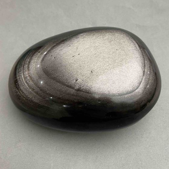 Suvenýrový přírodní kámen – Stříbrný obsidián, rozměry 123×87×52 mm, hmotnost cca 767 g