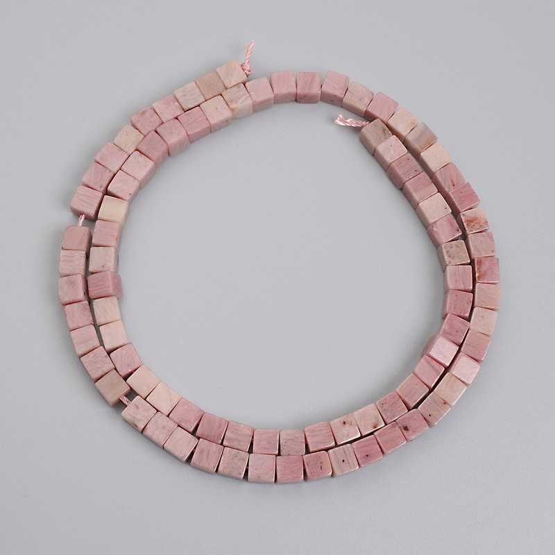 Kostkové korálky rodonitu, rozměr 4,5 × 4,5 mm, na niti, délka 38 cm+