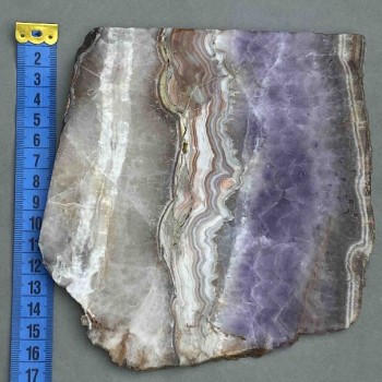 Suvenírová deska z ametystu a achátu, 16×15,5×1 cm ± (hmotnost 556 g)