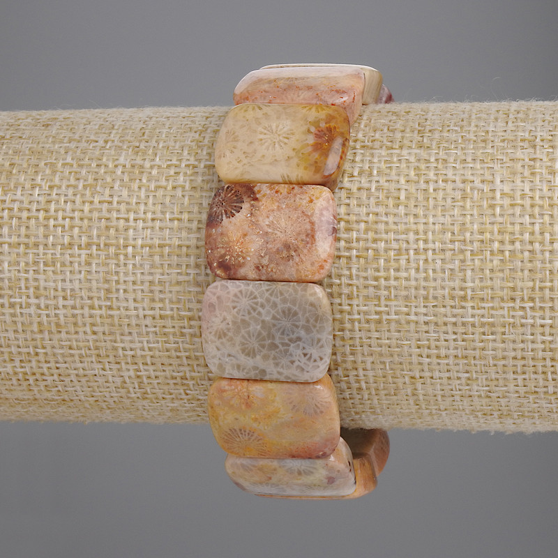 Náramek ze zkamenělého korálu, články, průměr cca 20×15 mm, délka 18 cm, strečový