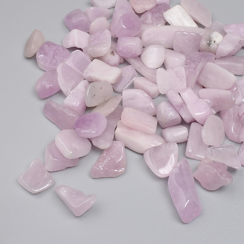 Kunzit – drť bez otvoru, přírodní, 12–17×10–12 mm ± (na 100 g ±)
