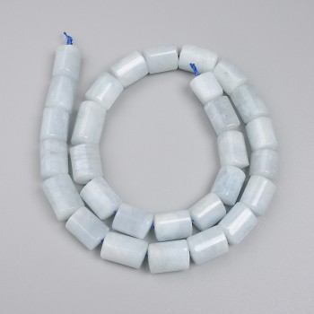 Korálky z akvamarínu trojúhelníkové fazetované, průměr 10–16×10 mm, navlečené na niti, délka 39 cm