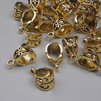 Zlatistý závěs na přívěsek, rozměry 13×8 mm, otvor 5×6 mm, zlatistý odstín kovu, balení cca 20 g (~24 ks)