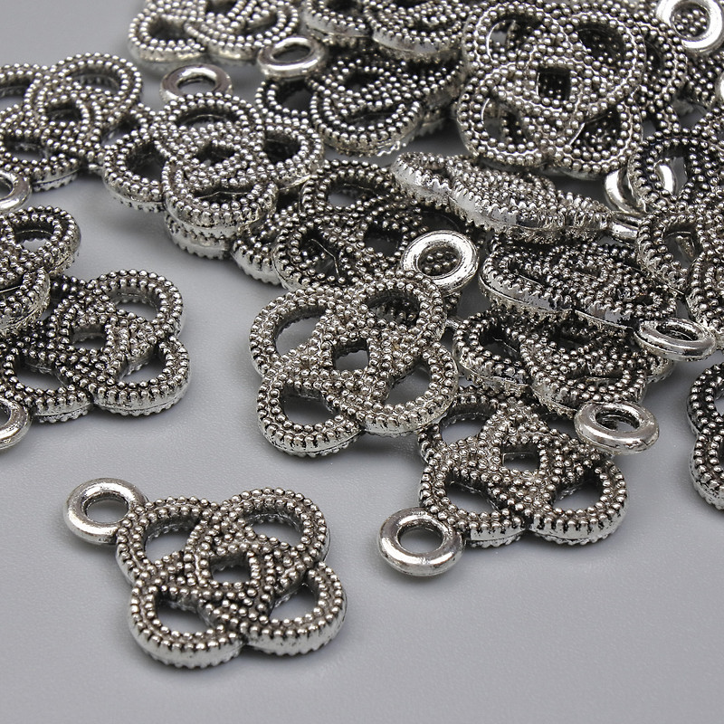 Přívěsek keltský uzel, barva kovu stříbrná, průměr 17×13 mm, balení cca 20 g (~23 ks)