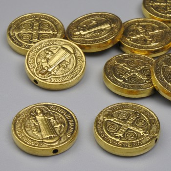 Korálková vložka Sv. Benedikt, zlatá barva, průměr 14,5 mm, otvor o průměru cca 1 mm, balení 20 g (~10 ks)