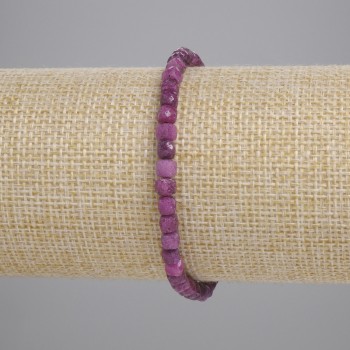 Náramek z rubínu – broušené kubíky 4×4 mm, délka 18 cm, elastický