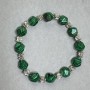 Náramek z malachitu, víceúhelníkové tvary, průměr cca 10×8 mm, rokajl 5 mm, délka cca 18 cm, elastický
