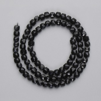 Brusované čtvercové korálky z turmalínu, průměr 4×4 mm, na niti, délka cca 37 cm