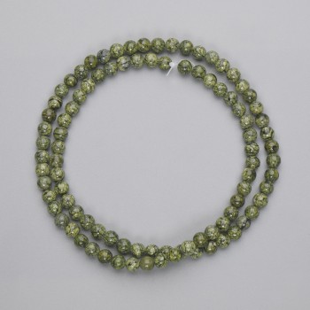 Korálky serpentinitu – hladké kuličky, průměr 4–5 mm, na vlascu, délka 39 cm