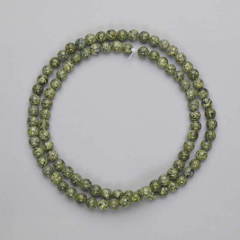 Korálky serpentinitu – hladké kuličky, průměr 4–5 mm, na vlascu, délka 39 cm