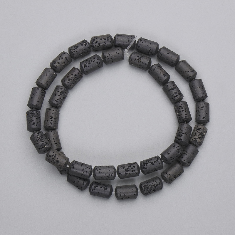 Korálky z černé vulkanické lávy, válcovité, průměr 10×6 mm, na niti, délka cca 38 cm