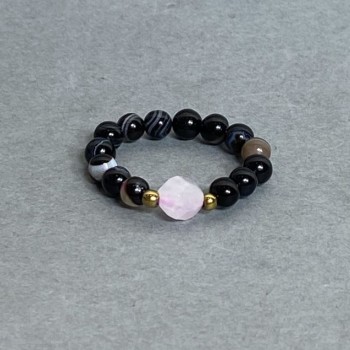 Prstýnek z achátu – broušená kulička, průměr 4 mm ±; růžový křemen – víceúhelník 6×5 mm ±; elastická báze