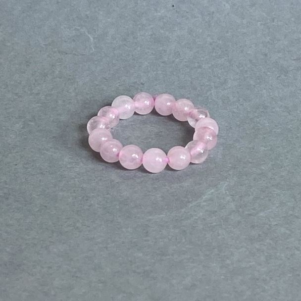 Prsten z růžového křemene s hladkými kuličkami, průměr cca 4 mm, na elastické šňůrce