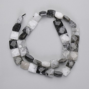 Korálky rutilitového křemene s vláskovitou inkluzí, brusované čtvercové, průměr 9–10 × 9–10 mm, délka 39 cm, na niti