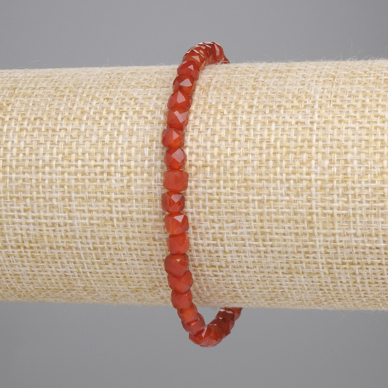Náramek z karneolu, broušené kubíky 4×4 mm, délka cca 18 cm, strečová šňůra