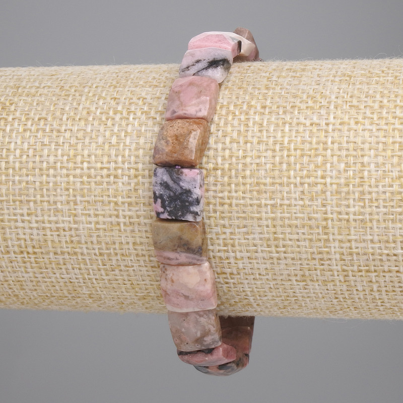 Náramek z rhodonitu s broušeným čtvercem, rozměr 9–10×9–10 mm ± (elastický), délka 18 cm+