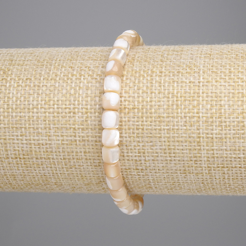 Náramek z béžové perleti, cylindrické korálky, průměr 5×5 mm, délka cca 18 cm, elastický