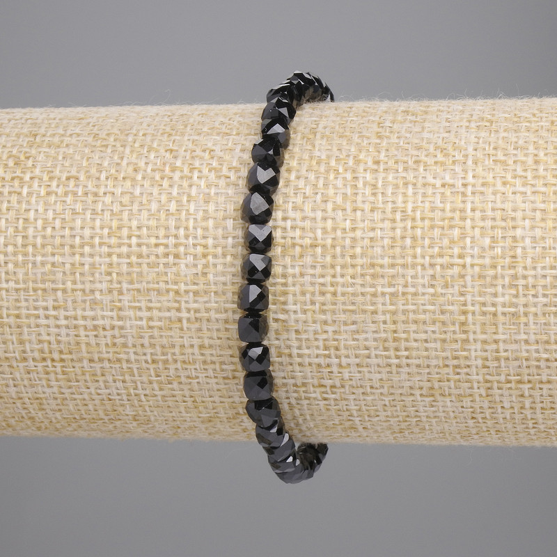 Náramek z černého turmalínu – brusované kostky 4×4 mm, délka 18 cm ±, elastický