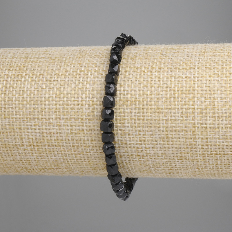 Výprodej! Náramek z broušeného turmalínu – kubíky, průměr 4×4 mm, délka 18 cm, elastický