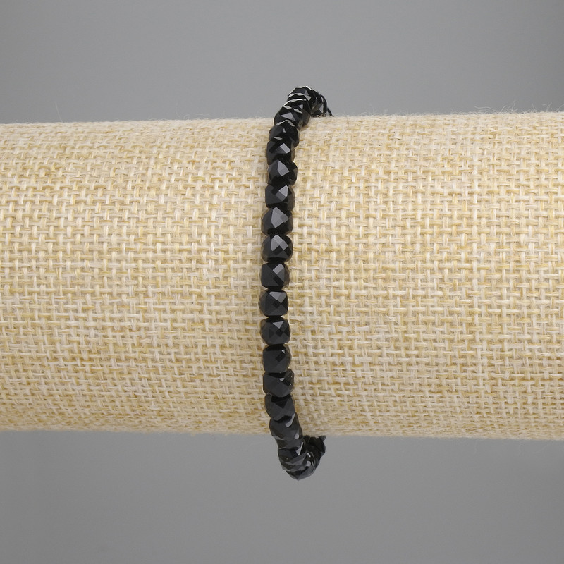Náramek z brusovaných turmalínových kubických korálků, průměr 4×4 mm ±, délka 18 cm ±, elastická šňůra