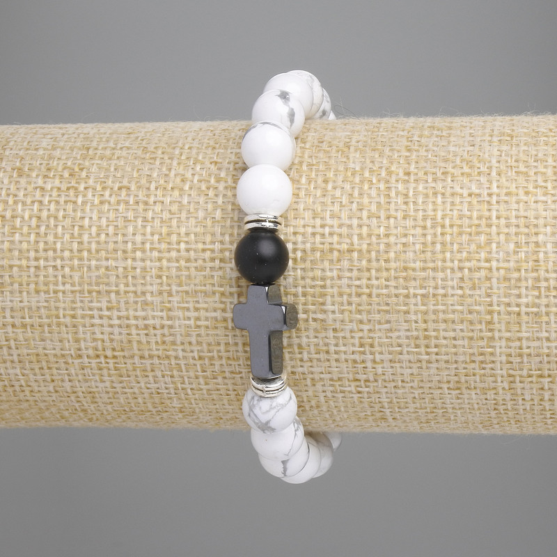 Náramek z chalcedonu s hladkými kuličkami, průměr cca 8 mm, hematitový kříž 14×9 mm, délka cca 18 cm, na elastické šňůrce